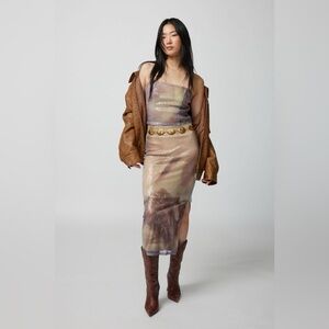 URBAN OUTFITTERS

UO Pearl Sequin
Midi Skirt